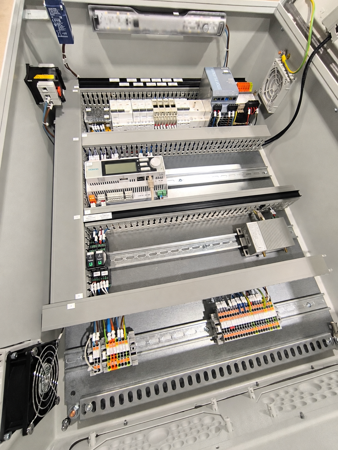 Intérieur de coffret électrique câblé et repéré en atelier par FCE ELEC