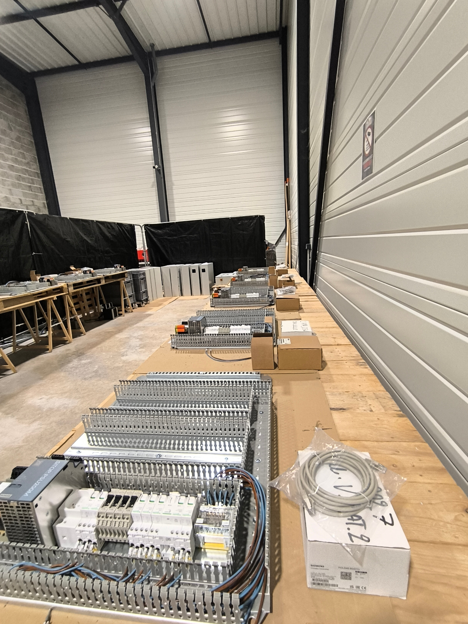 Préparation en série d'ensembles câblés dans l'atelier FCE ELEC