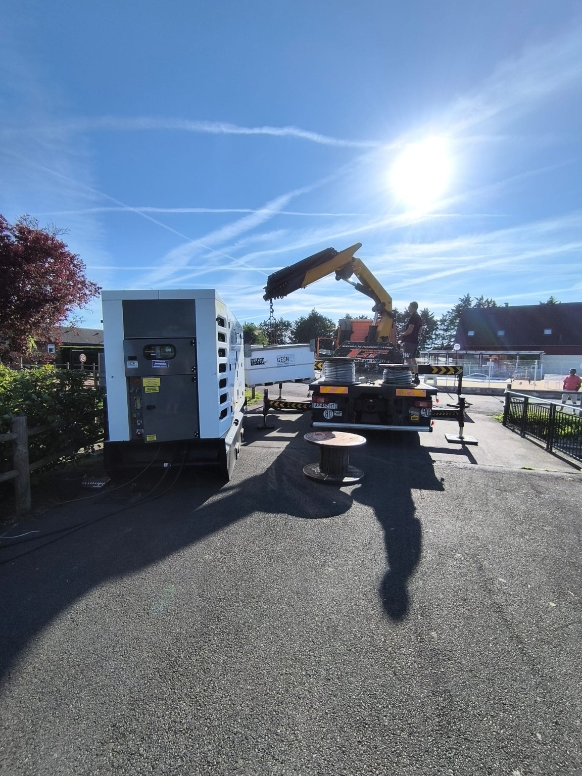 Installation d'un groupe électrogène par grutage