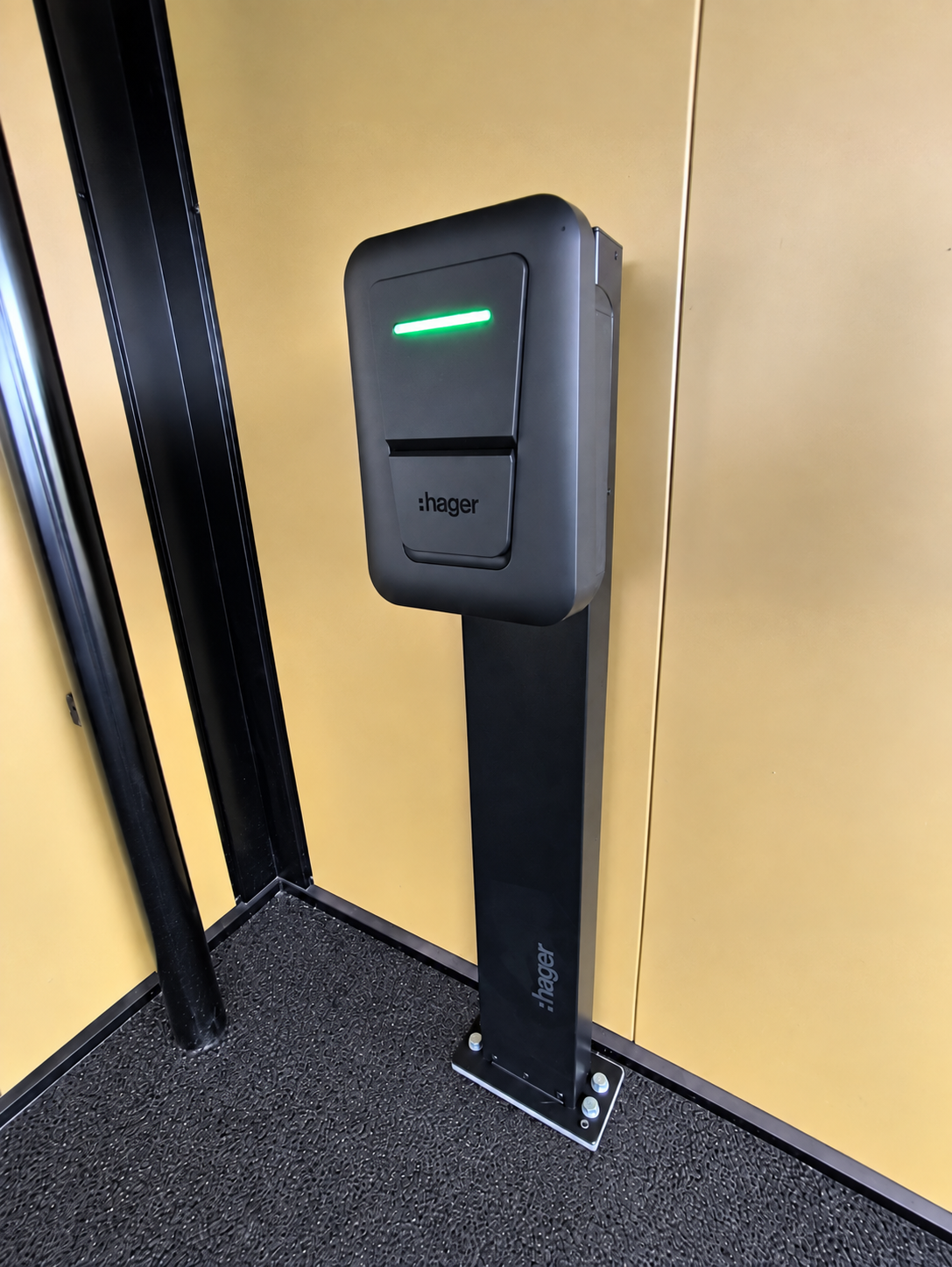 Borne de recharge pour véhicule électrique installée par FCE ELEC