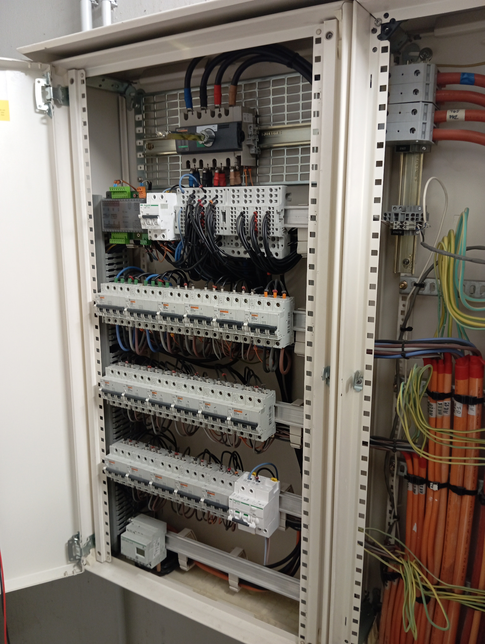 Maintenance préventive d'une armoire électrique basse tension réalisée par FCE ELEC