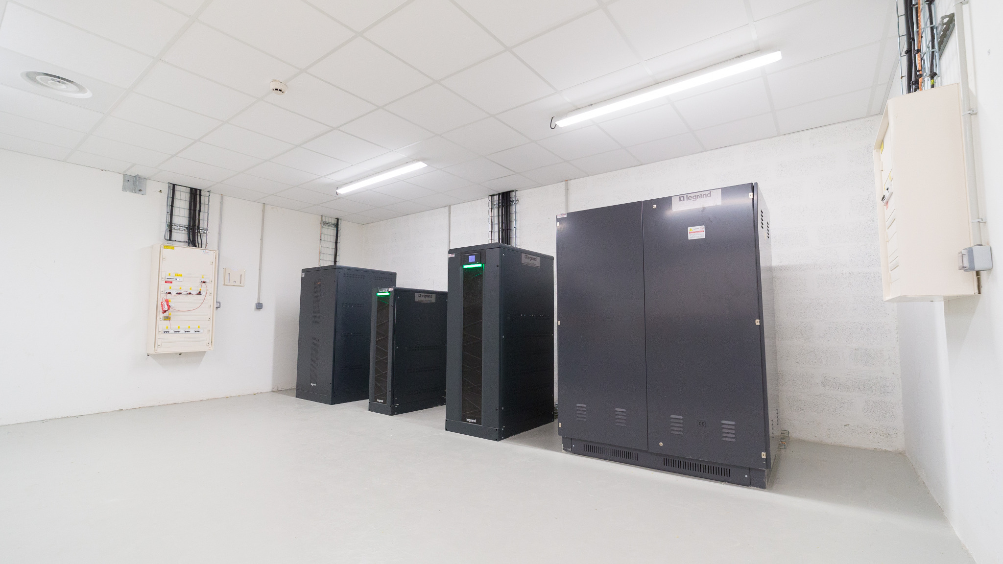 Installation et mise en service d'onduleurs dans un local technique
