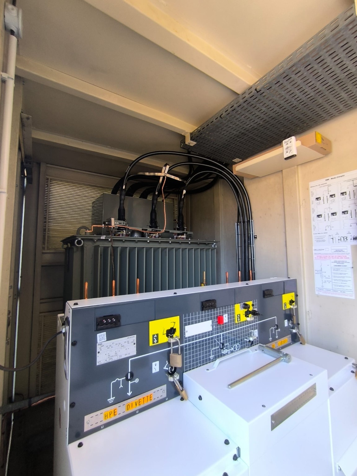 Cellules et transformateur dans un poste haute tension réalisé par FCE ELEC