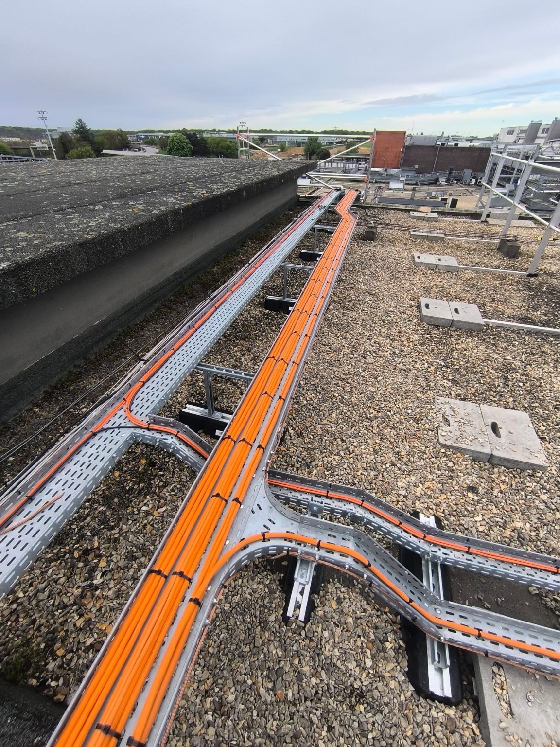 Remplacement des installations de désenfumage à Vélizy 2 avec câbles CR1 orange